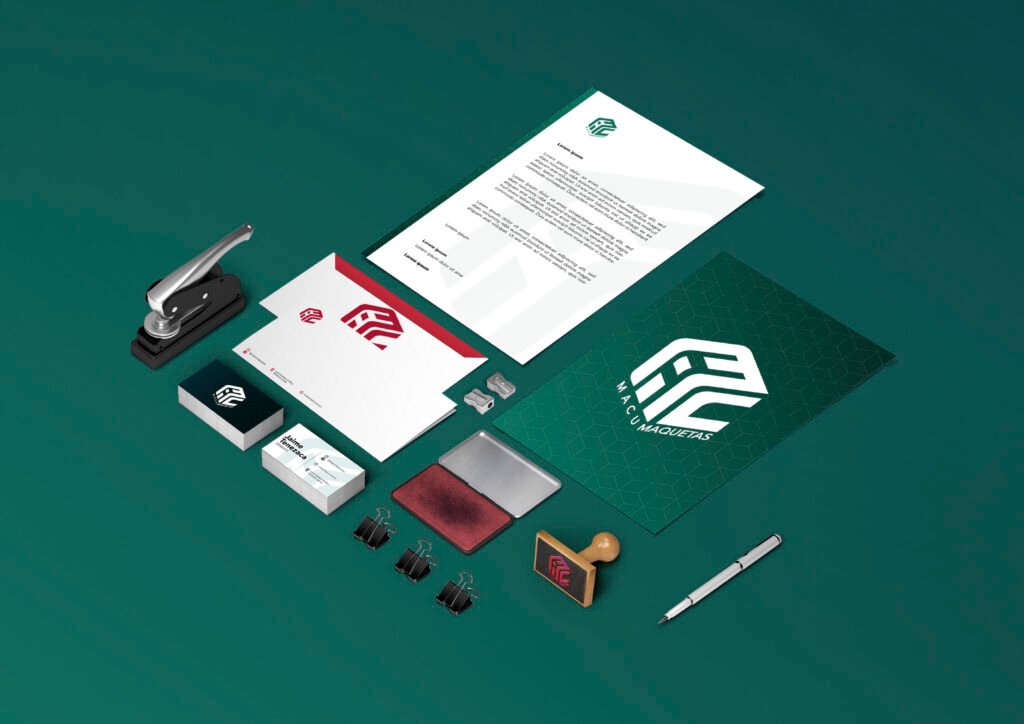 Identidad visual completa con papelería, tarjetas, sello, USB y branding de Macu Maquetas.