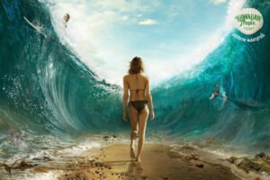 Visual conceptual de una mujer caminando entre muros de agua, usada para ilustrar resistencia al agua en contexto de cuidado solar.